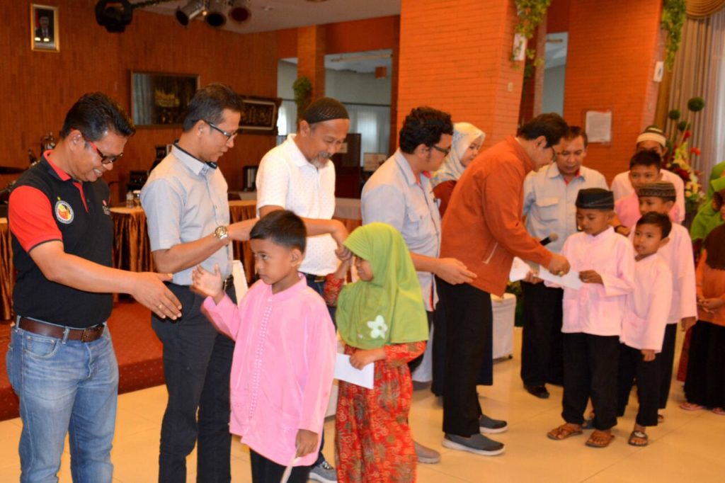 Aksi sosial tim Semen Padang FC dengan anak Panti Asuhan Al-Ihsan, Lapai, Kota Padang, Kamis (5/10/2017).