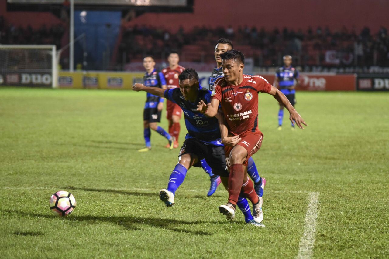 Laga Semen Padang FC melawan Madura United dalam laga lanjutan Gojek Traveloka Liga 1 di Stadion Agus Salim, Kota Padang, Jumat malam.