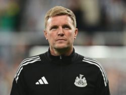 Kisruh Internal Newcastle, Howe Tak Tahu Transfer Isak?