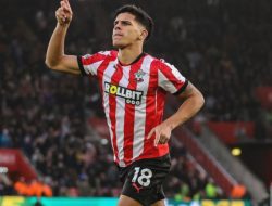 West Ham Incar Fernandes, Potter Bidik Gelandang Baru