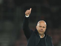 Arne Slot Hubungi Howe: Liverpool Incar Isak?