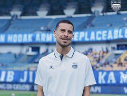 Fisik Loyo, Thom Haye Kembali Jadi Cadangan?