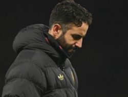 Neville Soroti Formasi Amorim: MU Kembali ke Belakang?