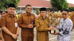 wawako-maigus-nasir-serahkan-piala-pemenang-o2sn-kota-padang-2026