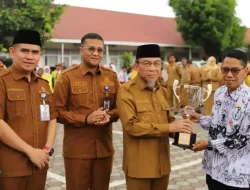 Wakil Wali Kota Padang Serahkan Piala O2SN Kepada Juara Siswa